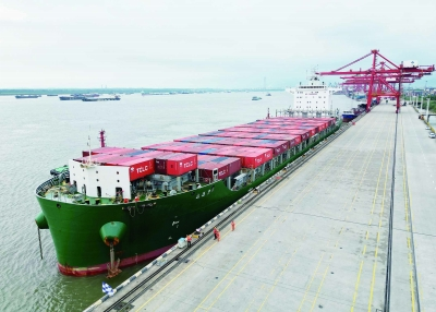 南京港乐成靠泊最大内贸集装箱船 "江远集2"轮，，为客户带来全新物流体验