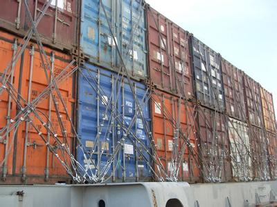 22层楼高的海运集装箱船风浪中屹立不倒是什么原因？？